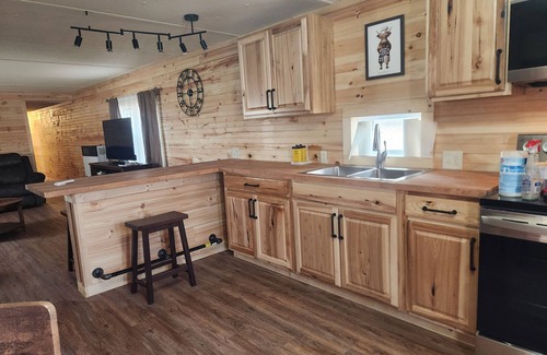 Melmore House | NEVER JUDGE A BOOK BY IT'S COVER!n.2 bedroom mobile home in Carey with AC, WiFi