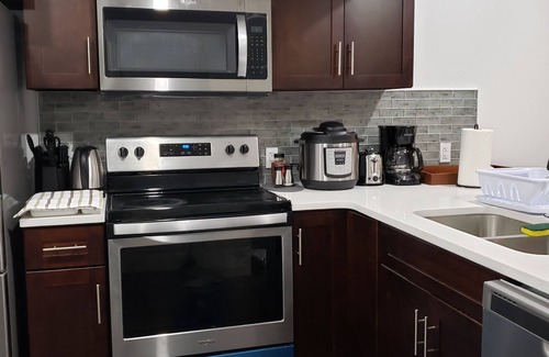 Southwest Edmonton House | New 1 bed Suite with Wifi, Netflix, Smart Lock