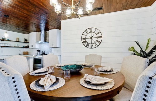 Palma Sola House | 🏝️NEW! 10% off per week, Beach 6 miles, Free Pool Heat, Remodel, 4BR 2500sf