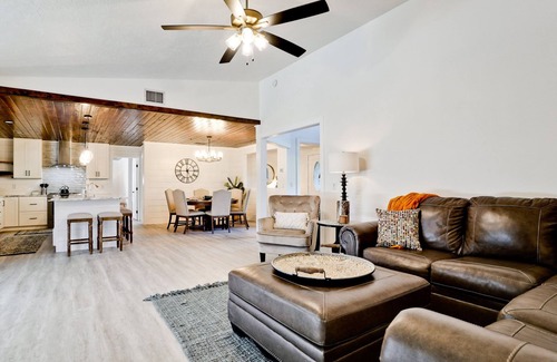 Palma Sola House | 🏝️NEW! 10% off per week, Beach 6 miles, Free Pool Heat, Remodel, 4BR 2500sf