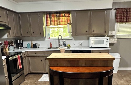 Nacogdoches House | New! 11 miles to SFA on 5 acres 4 bedroom 2 bath house with a covered back porch