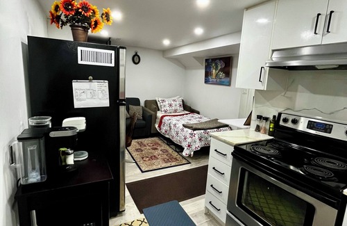 Malton House | New 1BR Basement Sleeps 3 Free Parking, Free wifi. Private Entrance