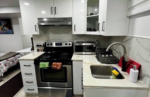 Malton House | New 1BR Basement Sleeps 3 Free Parking, Free wifi. Private Entrance