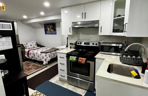 Malton House | New 1BR Basement Sleeps 3 Free Parking, Free wifi. Private Entrance