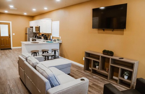 Paris House | New 2 BR, 2B, 231 11th. NE unit2