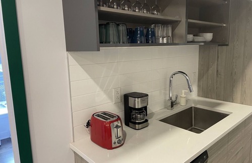 Cote-Des-Neiges—Notre-Dame-De-Grace Apartment | New*2 Br*King and Queen* 1gbps Wi-Fi*private patio