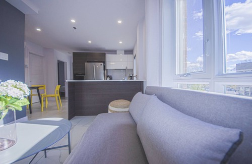 Cote-Des-Neiges—Notre-Dame-De-Grace Apartment | New*2 Br*King and Queen* 1gbps Wi-Fi*private patio