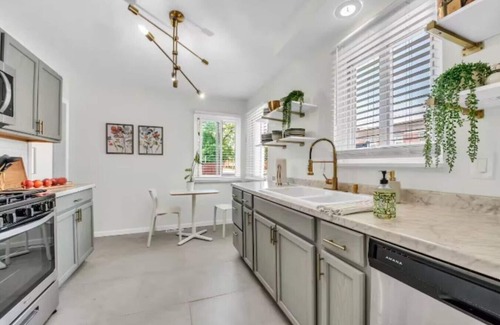 Detroit House | NEW 20% OFF - Grosse Pointe/Detroit Relaxing Home