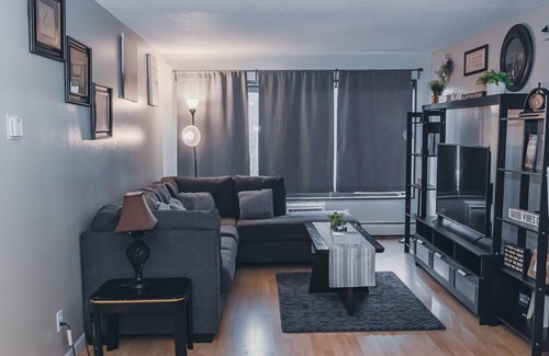 Lyn-Lake Condo | New! 20% off-Uptown Charm - Quiet Condo + Free Parking next to Attractions