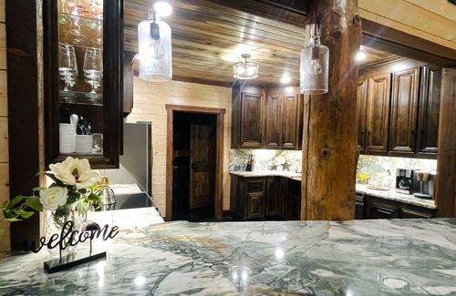 Broken Bow Cabin | 🔥”New 2024! Wolf Creek Log Cabin” Unique hot tub, pool table, creek, fire pit🔥