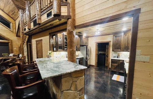 Broken Bow Cabin | 🔥”New 2024! Wolf Creek Log Cabin” Unique hot tub, pool table, creek, fire pit🔥