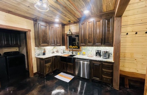 Broken Bow Cabin | 🔥”New 2024! Wolf Creek Log Cabin” Unique hot tub, pool table, creek, fire pit🔥