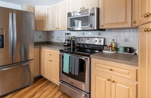 Gulf Gate Estates House | New 2b/2b home w/a heated pool & hot tub near Siesta