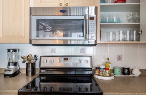 Gulf Gate Estates House | New 2b/2b home w/a heated pool & hot tub near Siesta