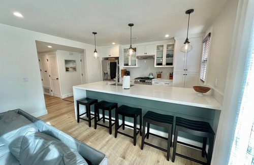 Balboa Peninsula House | NEW 2Bath 216B Upper Light Filled Casita w/AC