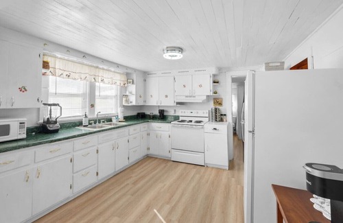 Wears Valley House | New! 2BR w/Mountain Views! Hot Tub*Fireplace*Games
