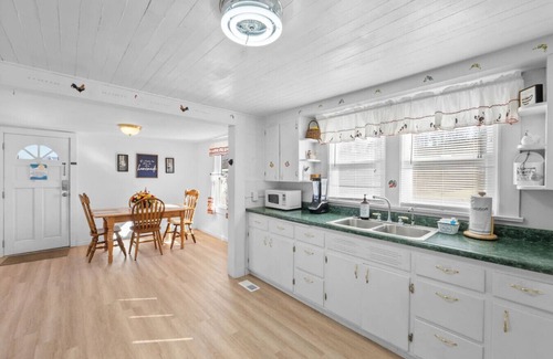 Wears Valley House | New! 2BR w/Mountain Views! Hot Tub*Fireplace*Games