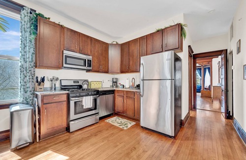Berwyn Condo | NEW! 3 Bed Vintage Condo in Chicagolands Trendy Berwyn by AllSet Turnover
