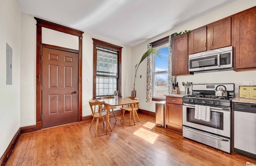 Berwyn Condo | NEW! 3 Bed Vintage Condo in Chicagolands Trendy Berwyn by AllSet Turnover
