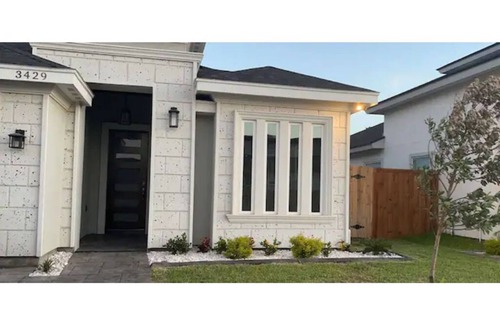McAllen House | New 3-bedroom home in convenient location.
