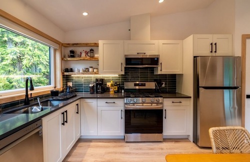 Tofino Cabin | New! 3 bedroom with hot tub - Tofino Secret Spot Cabin