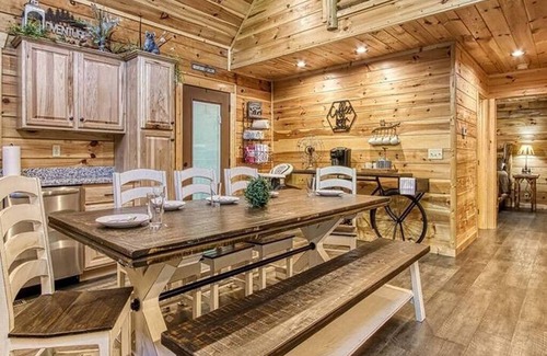 Sevierville Cabin | NEW 3BD Log Cabin with HOT TUB! Pool Table +WiFi