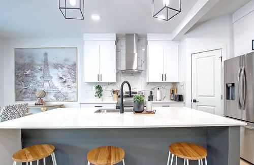 Southwest Edmonton House | ☆NEW 3Bedroom Luxury Home☆ Mins to Airport✔️ Fireplace 🔥Netflix✔Wifi⚡