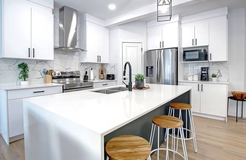 Southwest Edmonton House | ☆NEW 3Bedroom Luxury Home☆ Mins to Airport✔️ Fireplace 🔥Netflix✔Wifi⚡