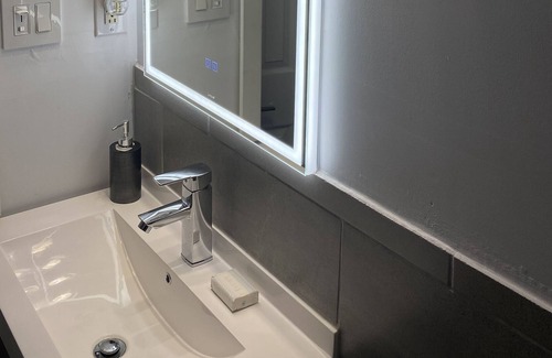 Laval Apartment | New 3beds/1bath 2 mins from Montreal - in the heart of Laval