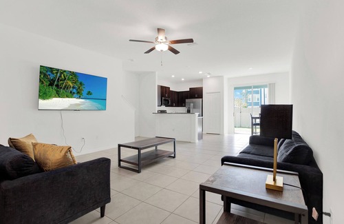 Balm House | NEW 3BR/2.5B Townhome in Sun City Center- Cozy, Sleek & Spacious- Sleeps 6