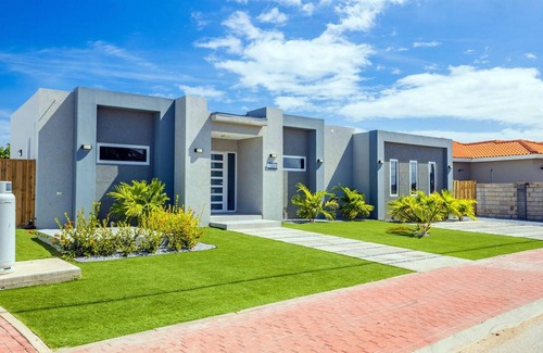 Esmeralda Villa | NEW 3BR 3BA Villa w Modern Decor and Private Pool