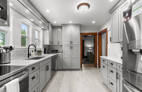Appleton House | New! 3BR Sleeps 9! 4 min to Downtown Appleton