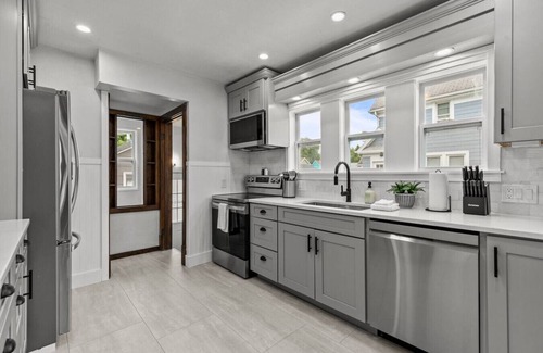 Appleton House | New! 3BR Sleeps 9! 4 min to Downtown Appleton