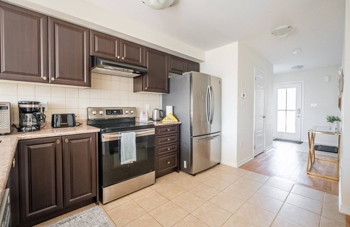 Thorold Apartment | New 3BR Townhouse, Minutes to Niagara Falls and Brock University by GLOBALSTAY