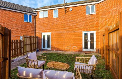 Levenshulme House | NEW!- 4 Bed 3 Bath House In Manchester by Greenstay Serviced Accommodation - FREE Parking - FAST 250 Mbps Wi-Fi - Ideal for Business, Families & Groups - Close to City Centre, Airport, Etihad Stadium