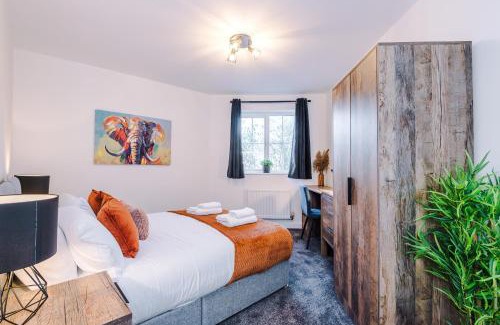 Levenshulme House | NEW!- 4 Bed 3 Bath House In Manchester by Greenstay Serviced Accommodation - FREE Parking - FAST 250 Mbps Wi-Fi - Ideal for Business, Families & Groups - Close to City Centre, Airport, Etihad Stadium