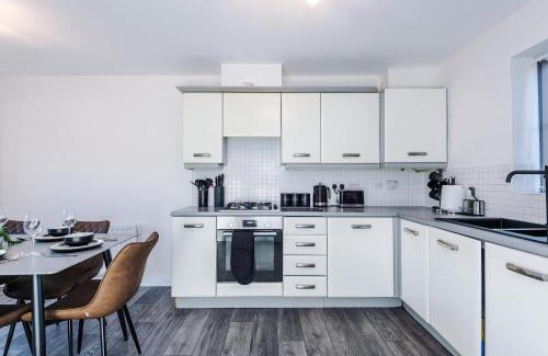Levenshulme House | NEW!- 4 Bed 3 Bath House In Manchester by Greenstay Serviced Accommodation - FREE Parking - FAST 250 Mbps Wi-Fi - Ideal for Business, Families & Groups - Close to City Centre, Airport, Etihad Stadium
