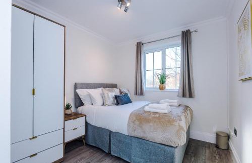 Levenshulme House | NEW!- 4 Bed 3 Bath House In Manchester by Greenstay Serviced Accommodation - FREE Parking - FAST 250 Mbps Wi-Fi - Ideal for Business, Families & Groups - Close to City Centre, Airport, Etihad Stadium