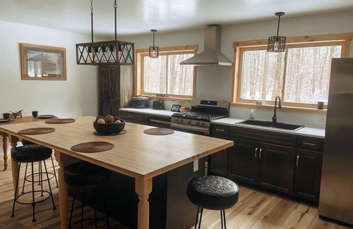 Cleveland Cabin | New 4-bedroom cabin in Cleveland with a Hot tub