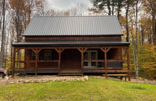 Cleveland Cabin | New 4-bedroom cabin in Cleveland with a Hot tub
