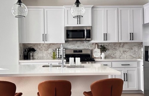 Woodland House | New 4-bedroom Home. EV Charging [15 minutes from Downtown Davis and SMF Airport]