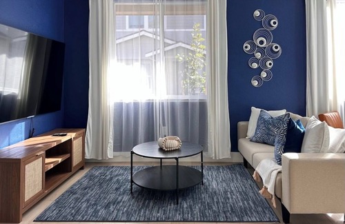 Woodland House | New 4-bedroom Home. EV Charging [15 minutes from Downtown Davis and SMF Airport]