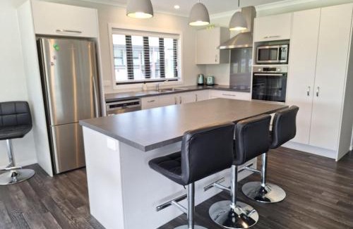 Atiamuri House | New 4 bedroom house to yourself, sleep 12, WiFi, full Air Conditioning