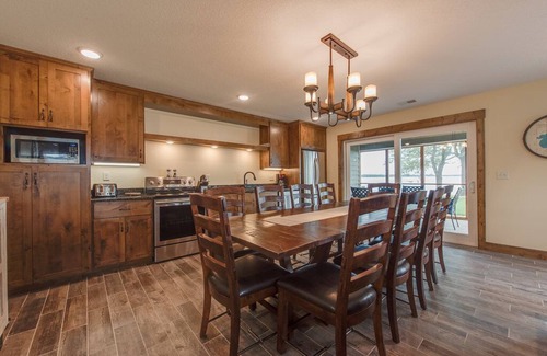 Alexandria House | NEW 4 Bedroom Lakefront Villa @ Lake Darling Resort