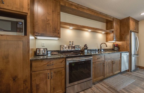 Alexandria House | NEW 4 Bedroom Lakefront Villa @ Lake Darling Resort