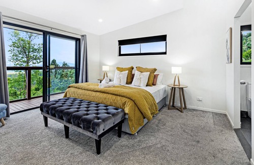 Gold Coast City House | New 4 bedroom sanctuary with fireplace.