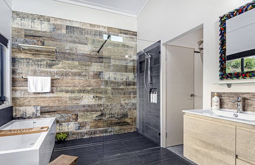 Gold Coast City House | New 4 bedroom sanctuary with fireplace.