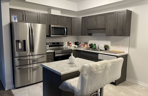 Niagara Falls House | New 4-bedroom two story house,10min NiagaraFallsCA