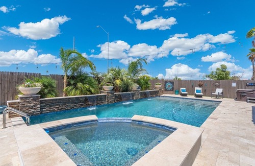 Goodyear House | New 4 BR Brand new Heated Pool & Spa plus 2nd therapeutic Spa! & Putting Green!