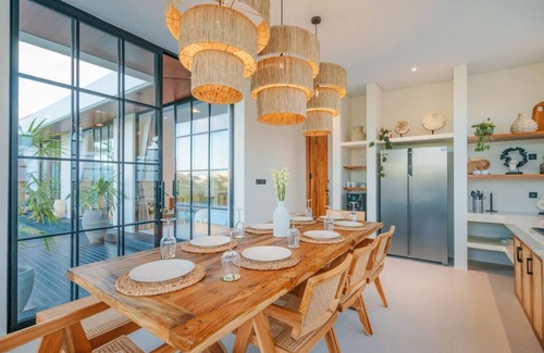 Batu Bolong House | New! 4BBR Villa - Private Pool, Central Location